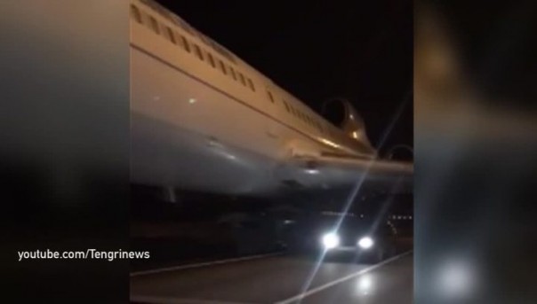 Пассажирский самолет проехал по автотрассе