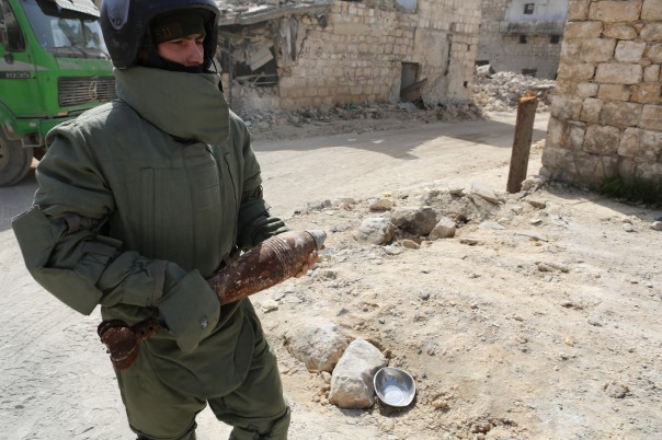 Российские взрывотехники разминировали жилой дом в Алеппо Российские взрывотехники разминировали жилой дом в Алеппо