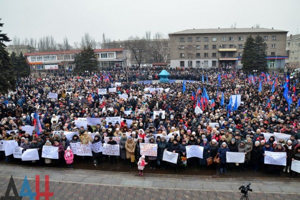 Тысячи жителей Енакиево вышли на митинг в поддержку укрепления экономических связей с Россией