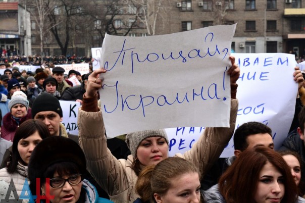 Тысячи жителей Енакиево вышли на митинг в поддержку укрепления экономических связей с Россией