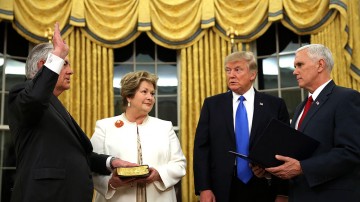 Тиллерсон принял присягу в качестве госсекретаря