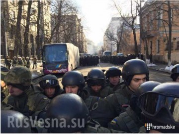 «Блокадники Донбасса» пытаются прорвать полицейские кордоны у здания администрации Порошенко