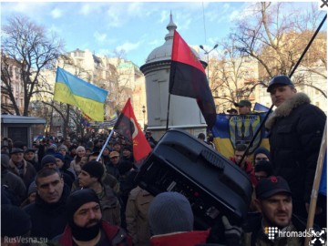 «Блокадники Донбасса» пытаются прорвать полицейские кордоны у здания администрации Порошенко