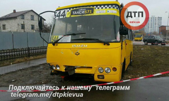 В Киеве мужчина с пистолетом захватил маршрутку и сбежал от полиции, один человек получил ранение В Киеве мужчина с пистолетом захватил маршрутку и сбежал от полиции, один человек получил ранение