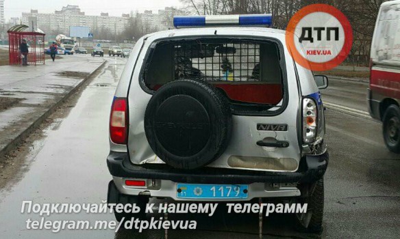 В Киеве мужчина с пистолетом захватил маршрутку и сбежал от полиции, один человек получил ранение В Киеве мужчина с пистолетом захватил маршрутку и сбежал от полиции, один человек получил ранение