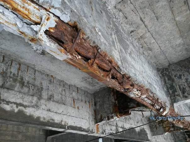 Мост... улица... фонарь... Кличко... фанера... Мост на Святошино в Киеве "надежно" укреплен фанерой