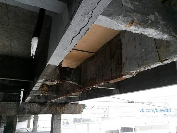 Мост... улица... фонарь... Кличко... фанера... Мост на Святошино в Киеве "надежно" укреплен фанерой