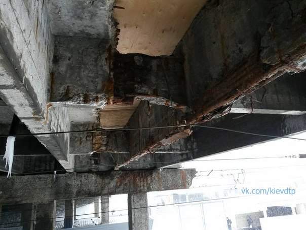 Мост... улица... фонарь... Кличко... фанера... Мост на Святошино в Киеве "надежно" укреплен фанерой