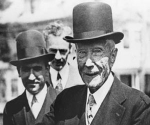 Фонд Рокфеллеров объявил о глобальной продаже ценных бумаг компаний нефтяной и угольной отраслей. Не иначе готовится новая биржевая афера