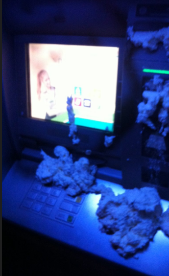 Украинские радикалы залили монтажной пеной банкоматы российских банков Украинские радикалы залили монтажной пеной банкоматы российских банков