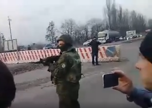 В Константиновке полиция открыла стрельбу по участникам блокады Донбасса