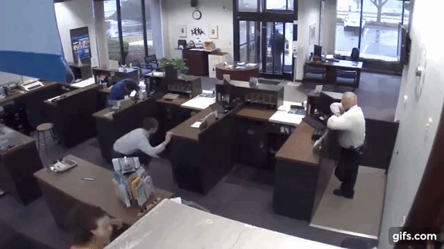 Охранник банка в ковбойском стиле убил грабителя наповал