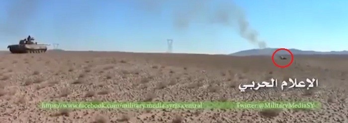 Легкая мишень: танк САА эффектно смешал с песком «шахид-мобиль» террористов