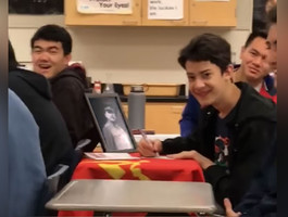 В США студент принёс в вуз портрет Сталина и включил гимн СССР