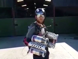 Британец создал летающий реактивный костюм Железного человека (видео)