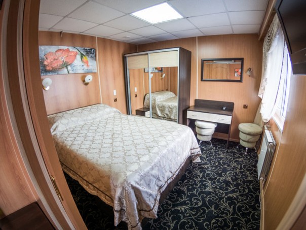 Дремлет хлопец у дороги, Снятся хлопцу перемоги...