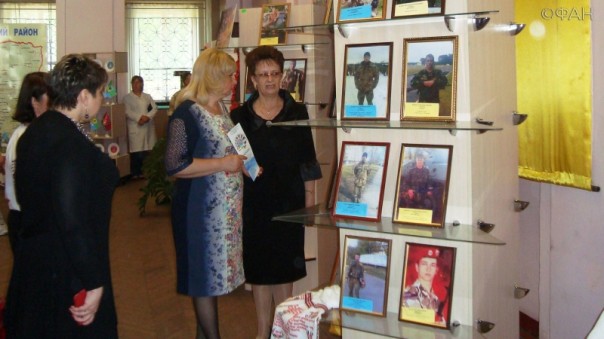 Зачем Киев обязал украинцев повально чествовать карателей АТО