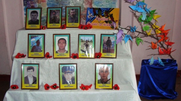 Зачем Киев обязал украинцев повально чествовать карателей АТО