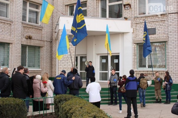 В Запоре устроили шествие в честь дохлого свинберга В Запоре устроили шествие в честь дохлого свинберга