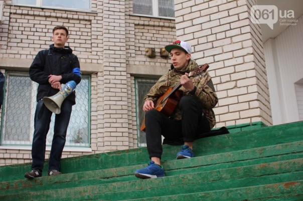 В Запоре устроили шествие в честь дохлого свинберга В Запоре устроили шествие в честь дохлого свинберга