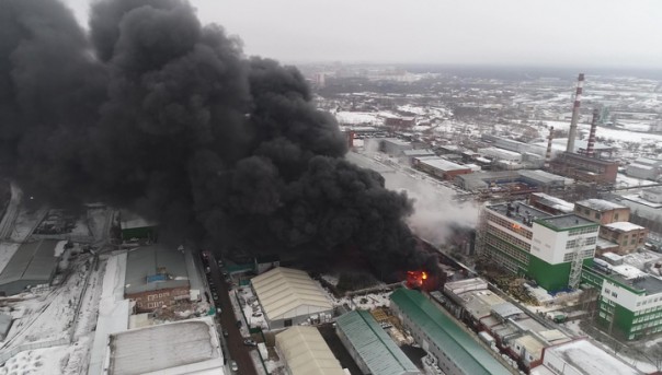 Крупный пожар на химзаводе в Подмосковье. Видео с коптера