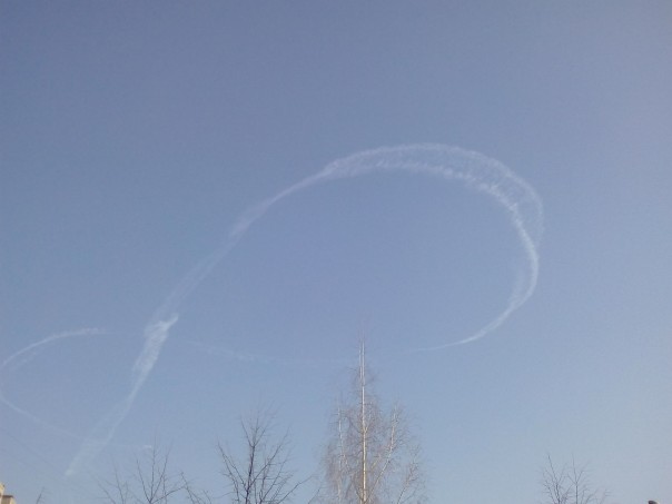 Над Новосибирском военный самолет «нарисовал» огромную «восьмерку» Над Новосибирском военный самолет «нарисовал» огромную «восьмерку»