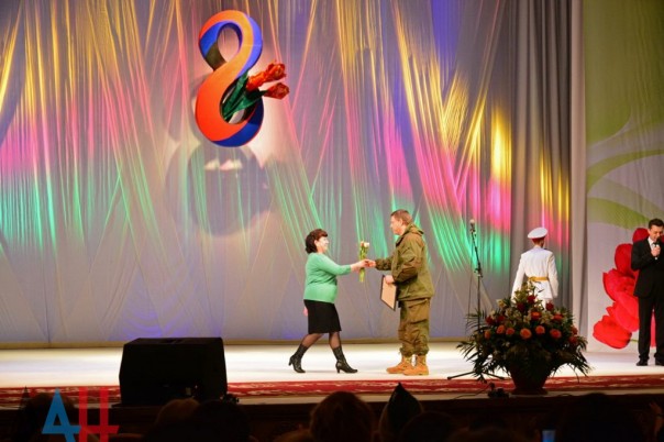 Глава ДНР поздравил жительниц Республики с наступающим праздником 8 Марта Глава ДНР поздравил жительниц Республики с наступающим праздником 8 Марта