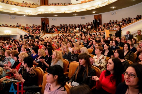 Глава ДНР поздравил жительниц Республики с наступающим праздником 8 Марта