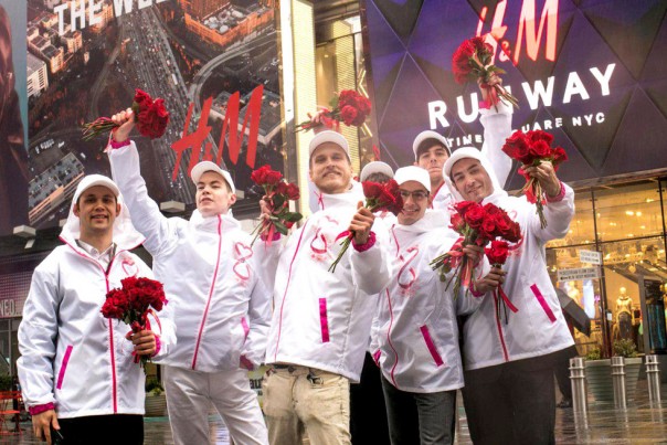 "Из России с любовью". Выходцы из России поздравили жителей Нью-Йорка с 8 Марта