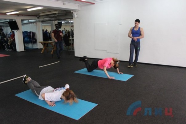 Спортивный конкурс "А ну-ка, девушки!" состоялся в Луганске в Международный женский день 