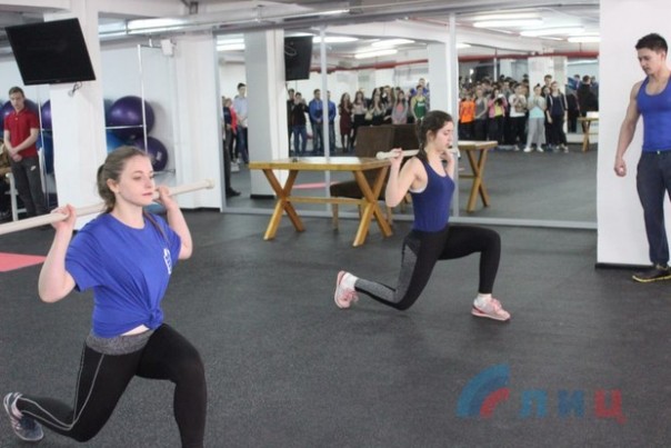 Спортивный конкурс "А ну-ка, девушки!" состоялся в Луганске в Международный женский день 