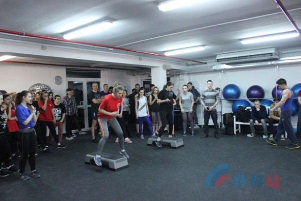 Спортивный конкурс "А ну-ка, девушки!" состоялся в Луганске в Международный женский день 