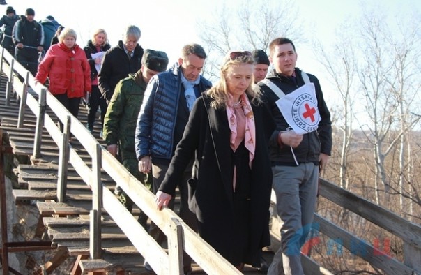 Сводка от НМ ЛНР 9 марта 2017. Президент Международного Комитета Красного Креста Петер Маурер посетил пункт пропуска ЛНР у Станицы Луганской