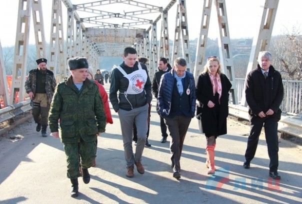 Сводка от НМ ЛНР 9 марта 2017. Президент Международного Комитета Красного Креста Петер Маурер посетил пункт пропуска ЛНР у Станицы Луганской