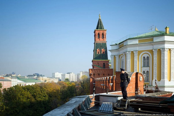 Феминистки захватили Кремль в фотошопе Феминистки захватили Кремль в фотошопе