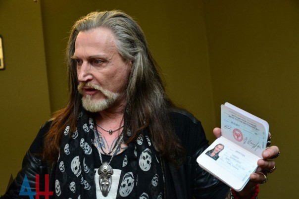 Джигурда изъявил желание стать гражданином ДНР. В Донецке вручили паспорт гражданина ДНР российскому шоумену Никите Джигурде