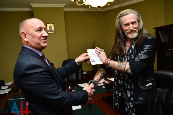 Джигурда изъявил желание стать гражданином ДНР. В Донецке вручили паспорт гражданина ДНР российскому шоумену Никите Джигурде