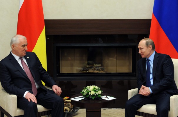 Путин обсудит с главой Южной Осетии вхождение войск республики в состав ВС РФ