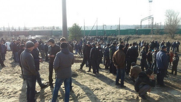 «Фашисты! Майданутые!» — жители Харьковской области прогнали блокировщиков Донбасса