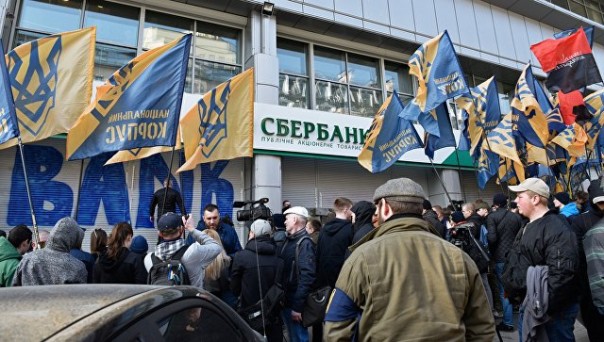 Радикалы в Киеве замуровали вход в офис "дочки" Сбербанка