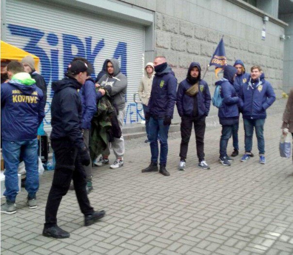 Боевики «Азова» продолжают блокировать замурованный главный офис «Сбербанка» на Украине