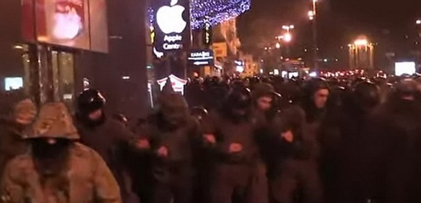 В Киеве на Крещатике боевики начали громить отделения «Альфа-банка»