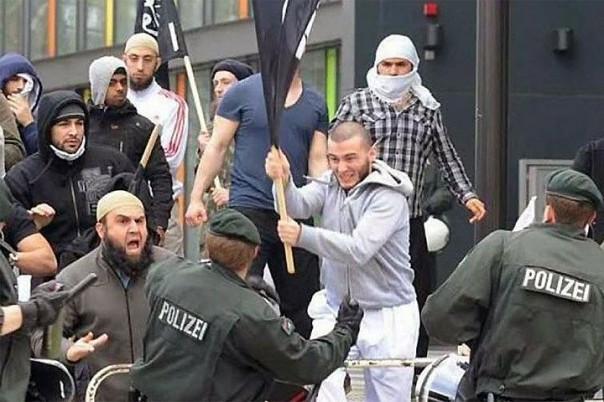 «Путин, введи войска!» — европейцы просят Россию отправить ОМОН для разгона распоясавшихся мигрантов