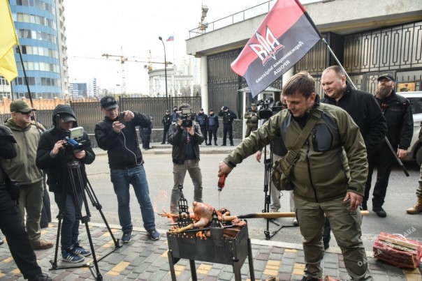 Бандероодесци жарили петуха возле консульства РФ