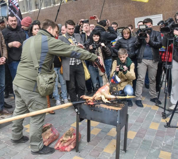 Бандероодесци жарили петуха возле консульства РФ