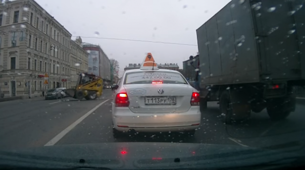 В Петербурге вышедший из-под контроля погрузчик устроил "танцы" на дороге