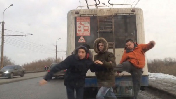 Отпинавший зацеперов водитель стал новым «учителем года»