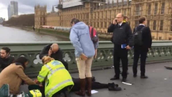 Пятеро погибших, 40 пострадавших: Мэй назвала теракт злонамеренной атакой. Личность нападавшего установлена