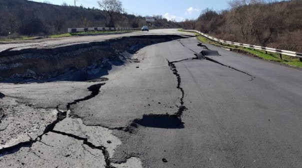 Оползень в Севастополе может пойти на жилые дома села Поворотное