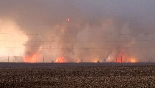 На горящем украинском арсенале не прекращаются взрывы | Видео с квадракоптера